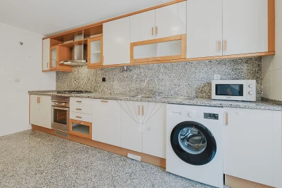Apartamento T2 para Arrendamento em Águas Livres