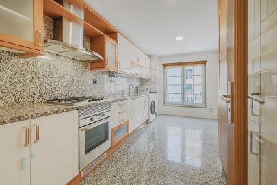 Apartamento T2 para Arrendamento em Águas Livres
