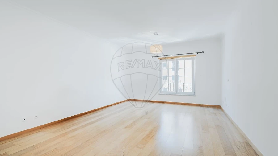 Apartamento T2 para Arrendamento em Águas Livres