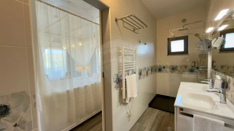 Armazém para Venda em Póvoa de Rio de Moinhos e Cafede