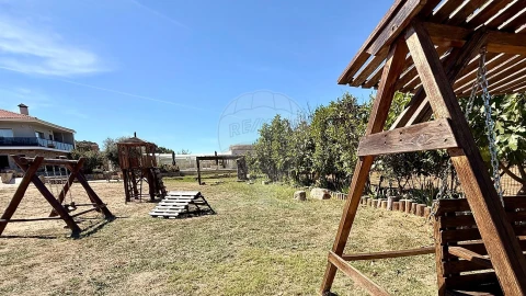 Armazém para Venda em Póvoa de Rio de Moinhos e Cafede