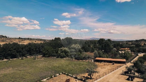 Armazém para Venda em Póvoa de Rio de Moinhos e Cafede