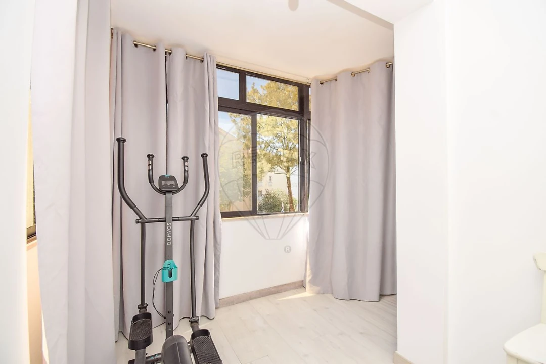 Apartamento T1 para Arrendamento em Algueirão-Mem Martins Foto 3