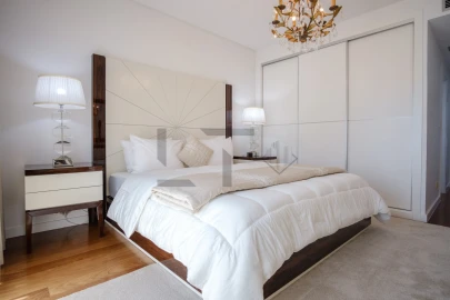 Apartamento T5 para Venda em Alvalade