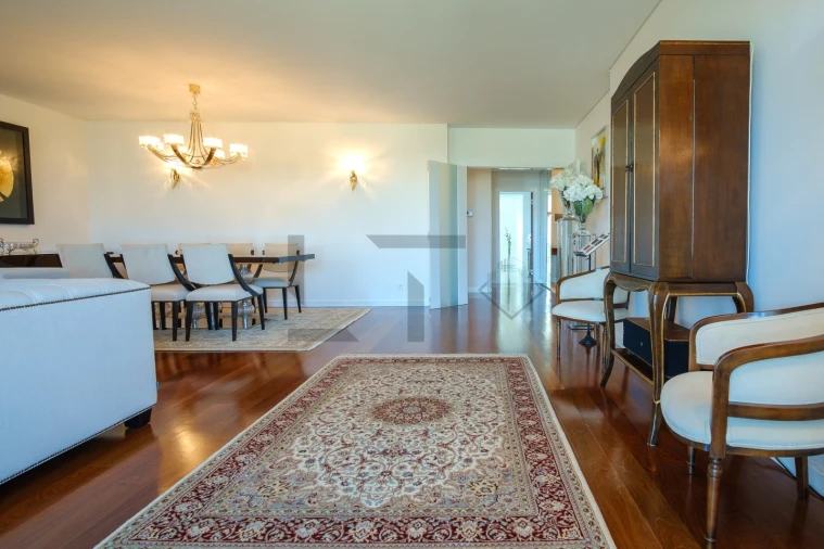 Apartamento T5 para Venda em Alvalade Foto 3