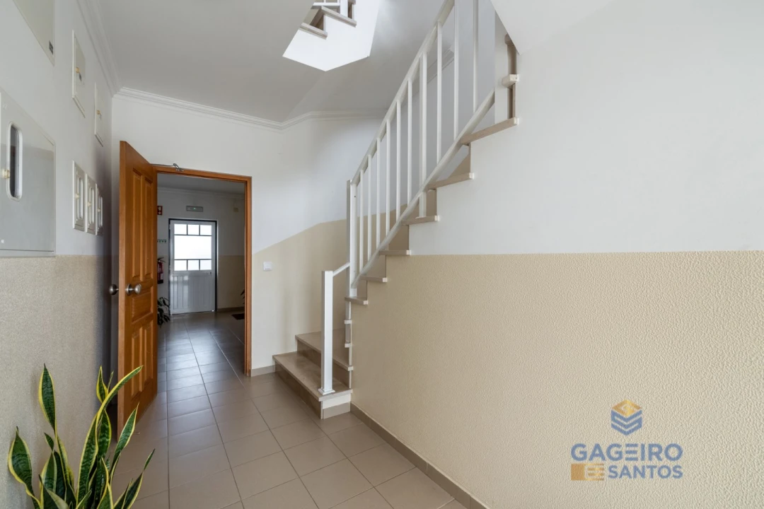 Apartamento T1 para Arrendamento em Alfeizerão Foto 2