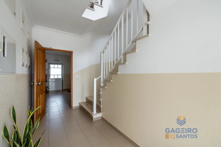 Apartamento T1 para Arrendamento em Alfeizerão Foto 2