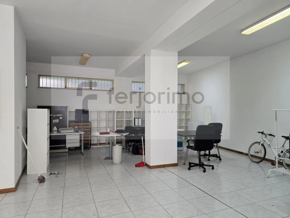 Loja para Arrendamento em Azurem Foto 3