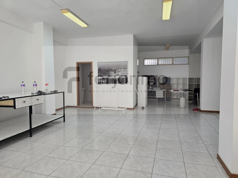 Loja para Arrendamento em Azurem Foto 4
