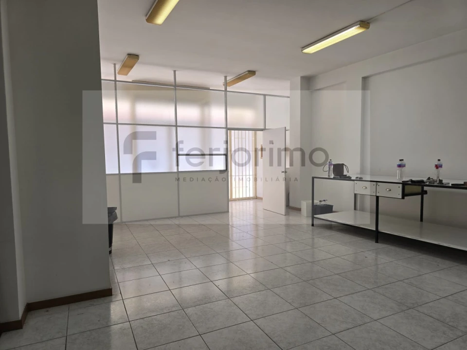 Loja para Arrendamento em Azurem Foto 6