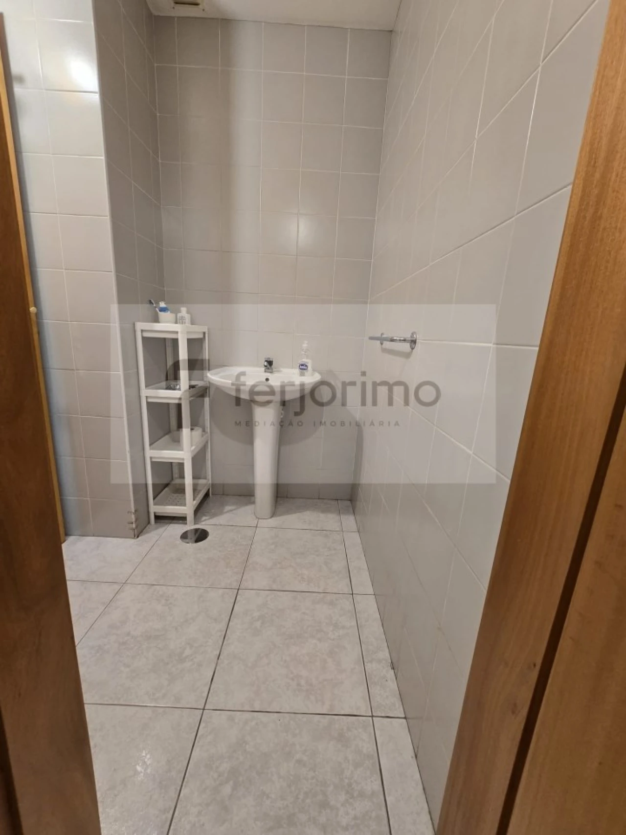 Loja para Arrendamento em Azurem Foto 7