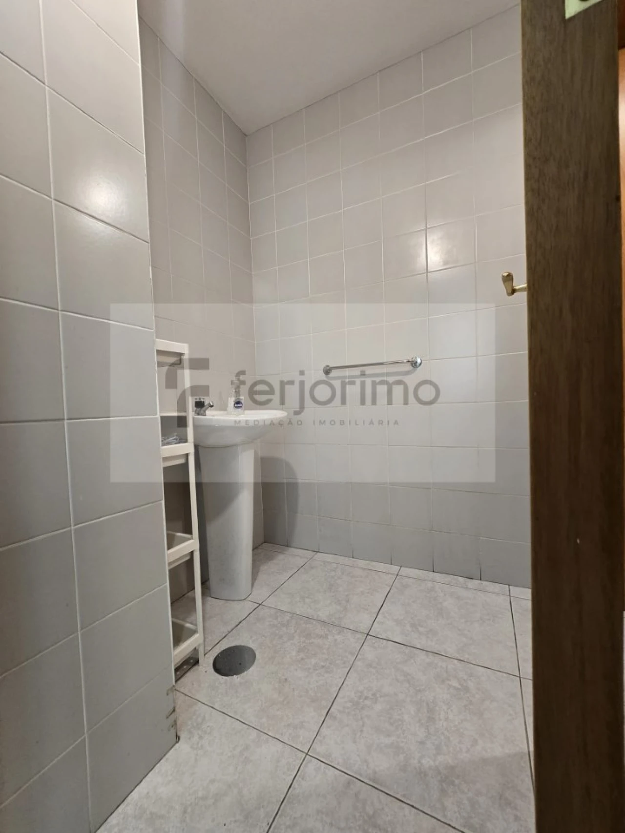 Loja para Arrendamento em Azurem Foto 10