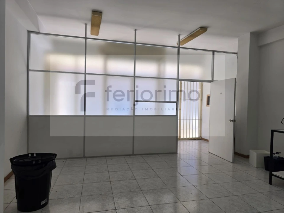 Loja para Arrendamento em Azurem Foto 11