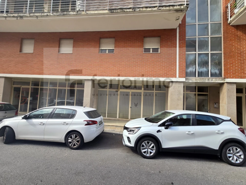 Loja para Arrendamento em Azurem Foto 1