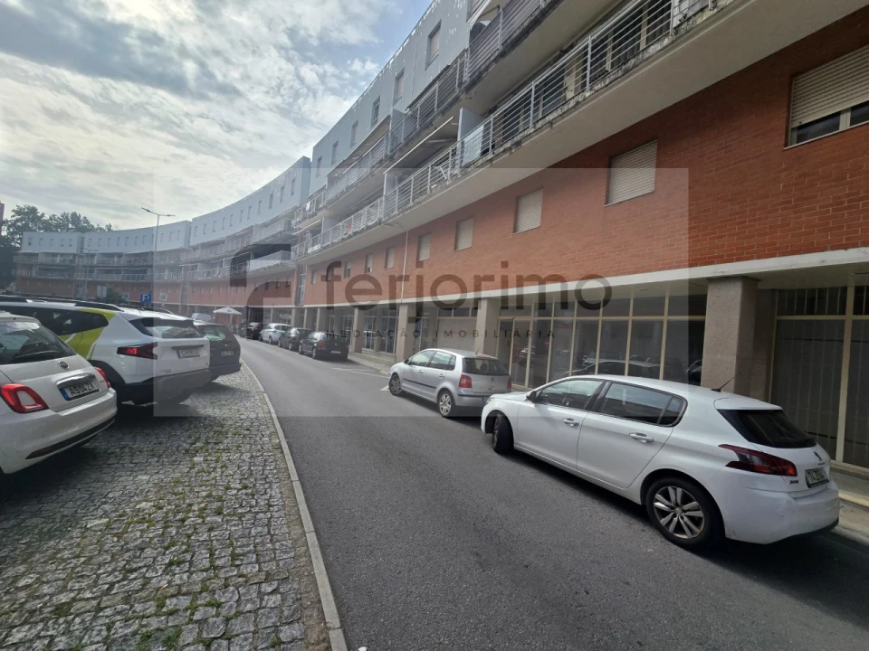 Loja para Arrendamento em Azurem Foto 2