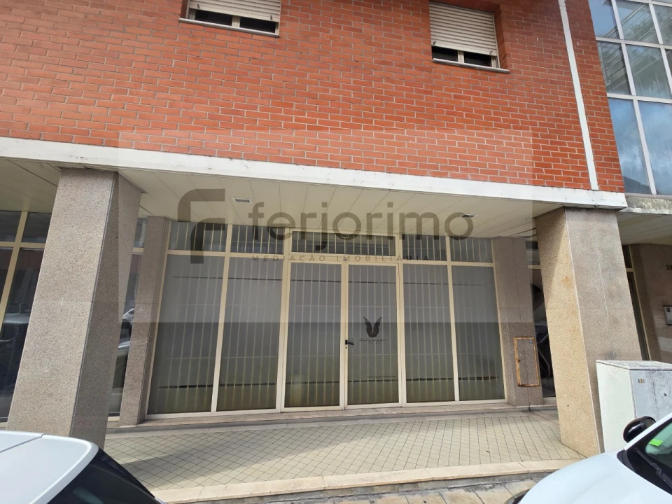 Loja para Arrendamento em Azurem Foto 8