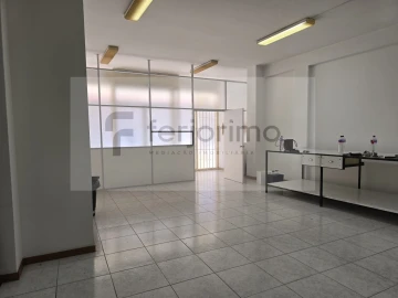 Loja para Arrendamento em Azurem
