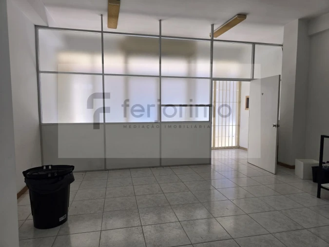 Loja para Arrendamento em Azurem Foto 5