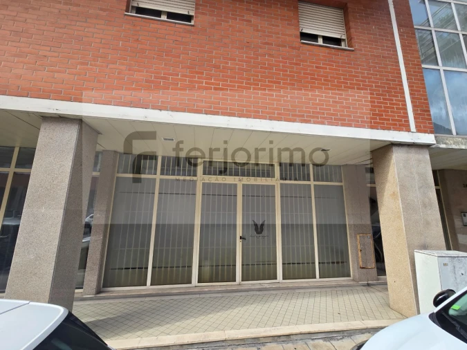 Loja para Arrendamento em Azurem Foto 8
