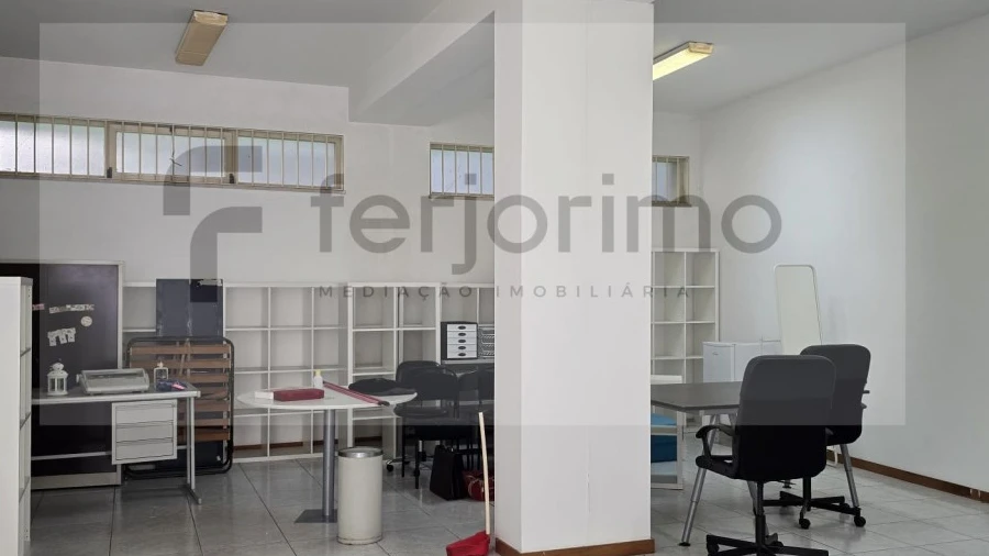 Loja para Arrendamento em Azurem