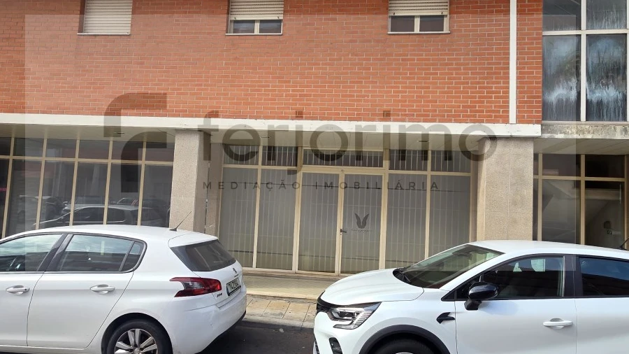 Loja para Arrendamento em Azurem