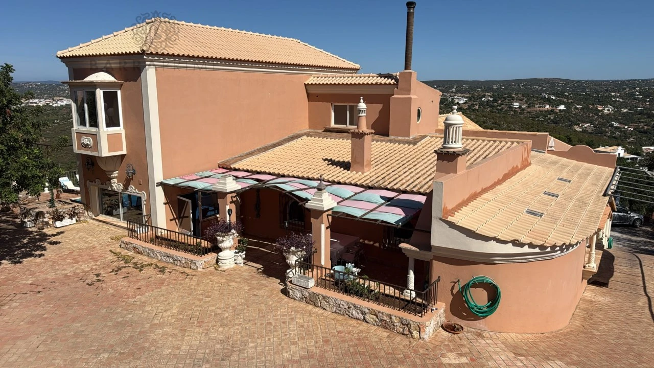 Moradia T5 para Venda em Santa Barbara de Nexe Foto 1