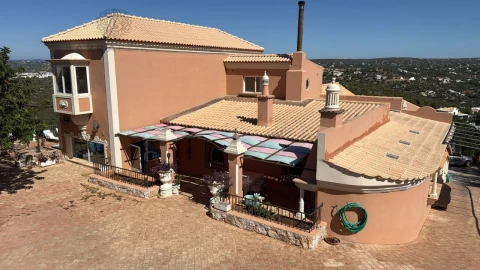 Moradia T5 para Venda em Santa Barbara de Nexe