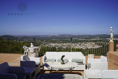 Moradia T5 para Venda em Santa Barbara de Nexe
