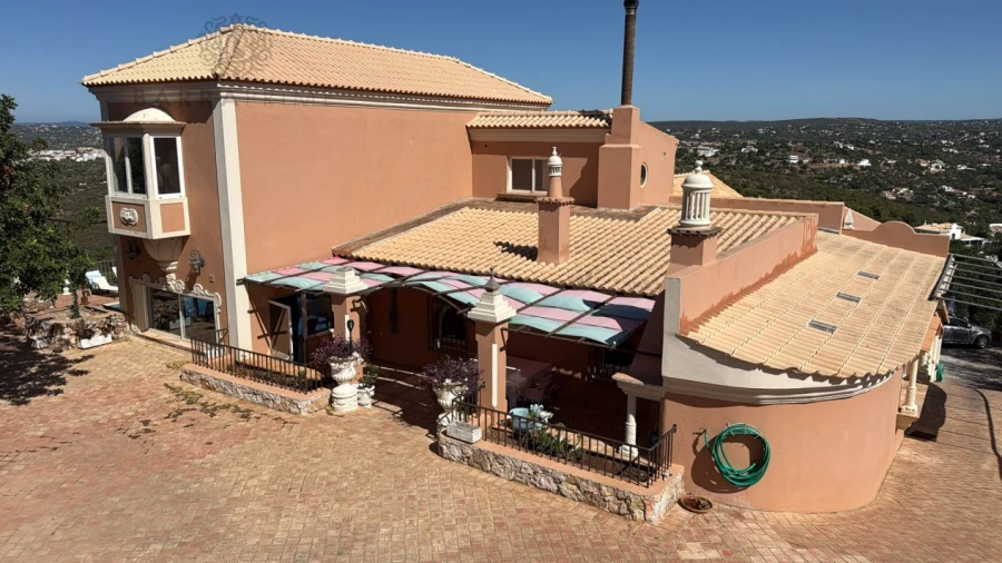 Moradia T5 para Venda em Santa Barbara de Nexe