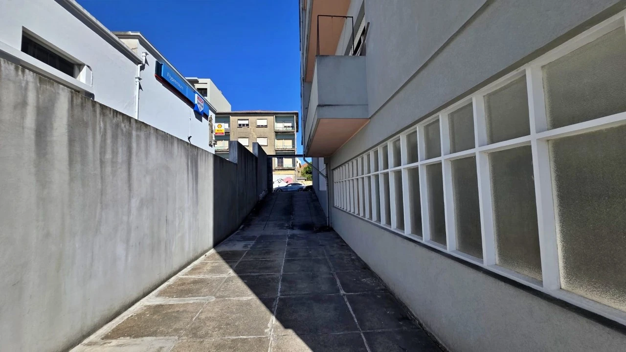 Loja para Arrendamento em Paranhos Foto 12
