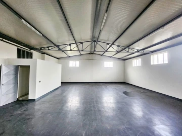 Armazém para Venda em Penamaior