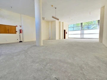 Loja para Arrendamento em Castêlo da Maia