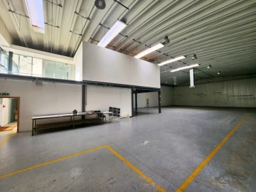 Armazém para Venda em Raiva, Pedorido e Paraíso