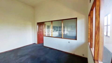 Armazém para Venda em Rebordões
