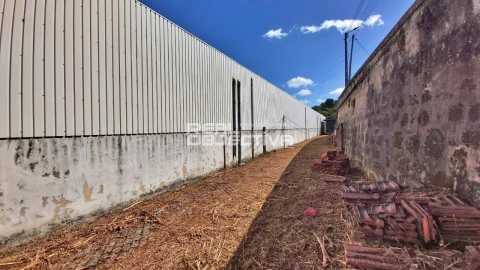 Armazém para Arrendamento em Rebordões