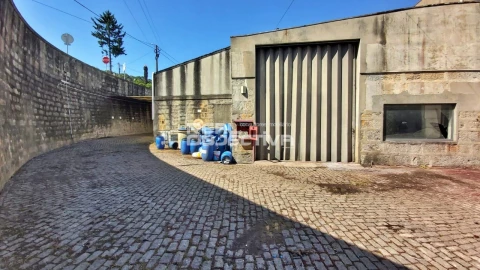 Armazém para Arrendamento em Rebordões