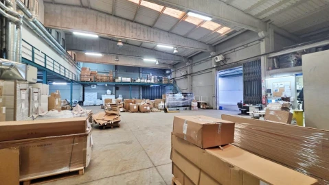 Armazém para Arrendamento em Castêlo da Maia
