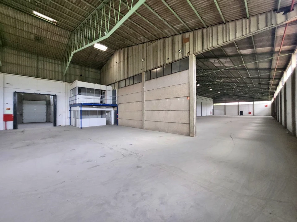 Armazém para Arrendamento em Folgosa Foto 2