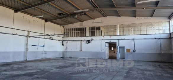 Armazém para Arrendamento em Arrifana