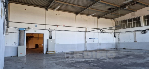 Armazém para Arrendamento em Arrifana