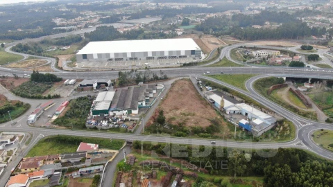 Terreno Comércio / Armazém para Venda em Nogueira da Regedoura