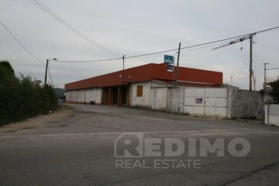 Armazém para Venda em Arrifana