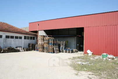 Armazém para Venda em Arrifana