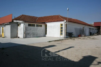 Armazém para Venda em Arrifana