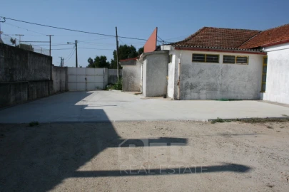Armazém para Venda em Arrifana