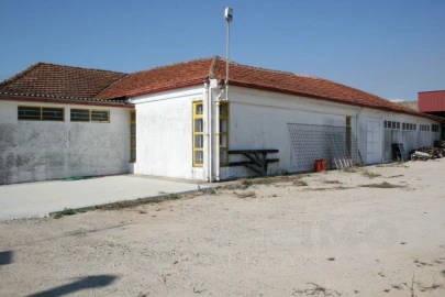 Armazém para Venda em Arrifana