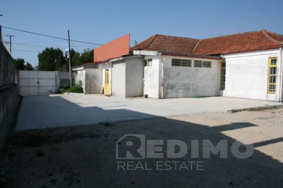 Armazém para Venda em Arrifana