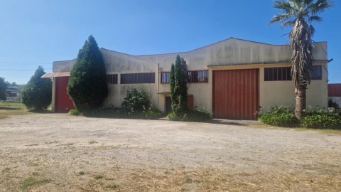 Armazém para Venda em Lourosa