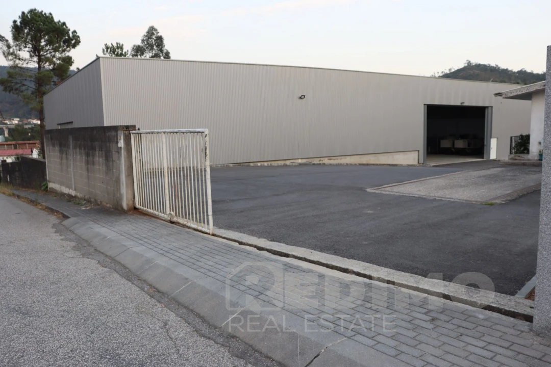 Armazém para Arrendamento em Romariz Foto 3