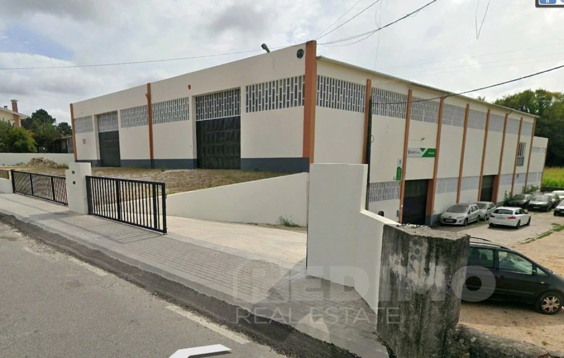 Armazém para Arrendamento em Milheiros de Poiares Foto 1